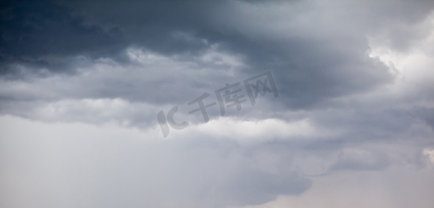 灰色天空摄影照片_暴风雨前城市上空有灰色云彩的戏剧性天空。