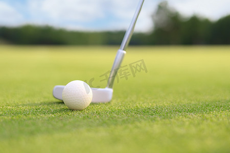 铁杆山药山药摄影照片_高尔夫球场在阳光明媚的日子用铁杆从球道上击球。