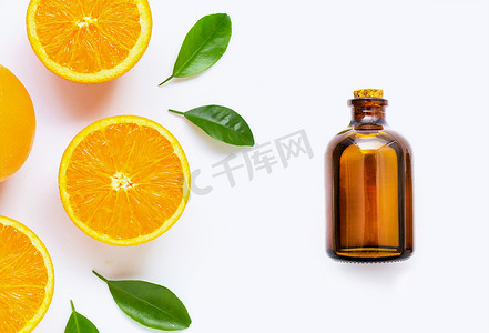 精油背景摄影照片_柑橘精油与白色分离的新鲜橙色水果