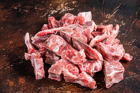 生肉带骨切块炖煮。
