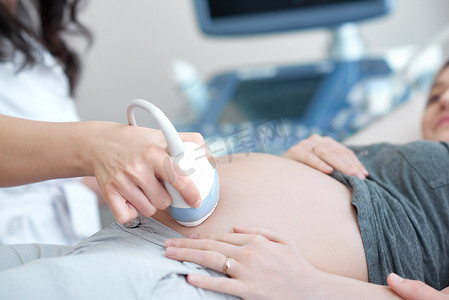 医生使用超声波设备对孕妇进行筛查。