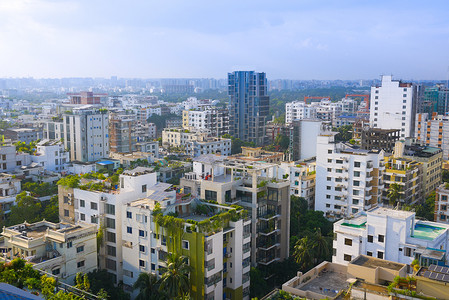 晴天达卡市住宅和金融大楼的高角度视图