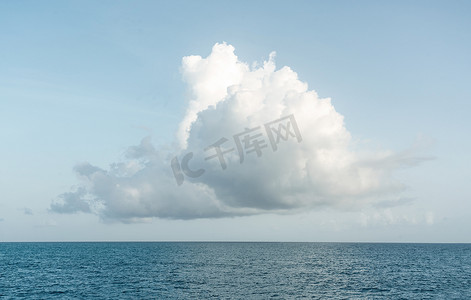 在海风景的蓝天的一朵大白色云彩。