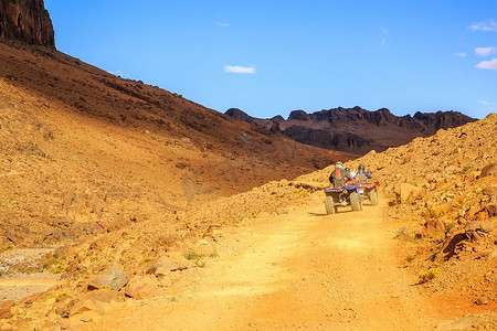 游客在摩洛哥沙漠尖端驾驶四轮驱动车