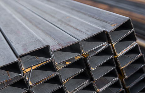 金属产品仓库包装中的方形扁轧管金属型材。