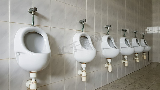 卫生间细菌摄影照片_有很多陶瓷小便器的公共厕所。