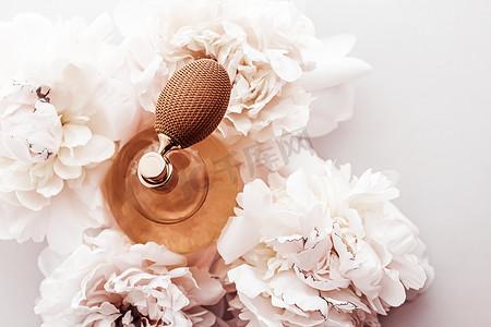 香水广告摄影照片_香水瓶作为牡丹花、香水广告和美容品牌背景下的复古香水产品