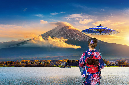 穿着日本传统和服的亚洲妇女在富士山。