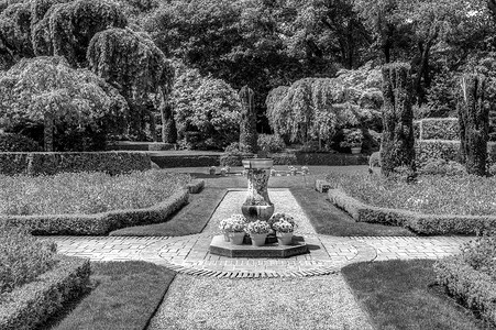 黑白正式的英式花园小径