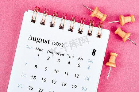 2022 年 8 月台历，粉红色背景上有木针。