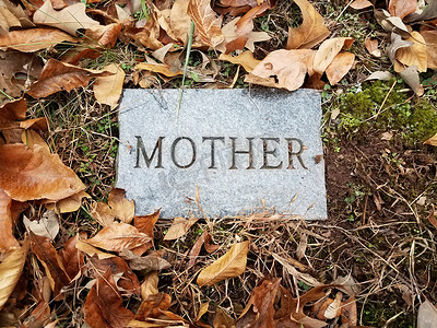 墓地花岗岩或大理石墓碑上的母亲