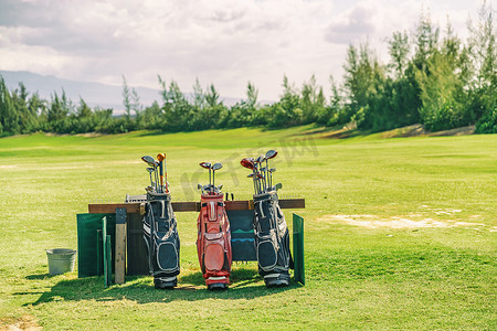 高尔夫球场绿草背景上带球杆的高尔夫球袋