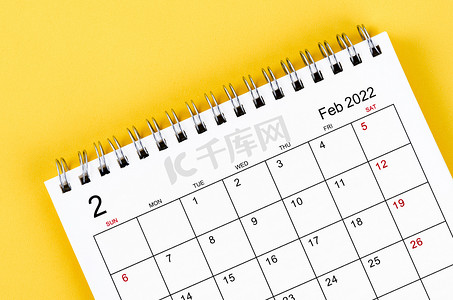 2022 年 2 月黄色背景台历。