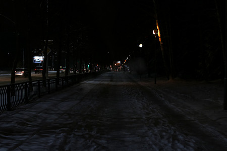月灯笼摄影照片_白俄罗斯新波洛茨克市 — 2020年11月17日：夜间白雪覆盖的小巷，灯笼