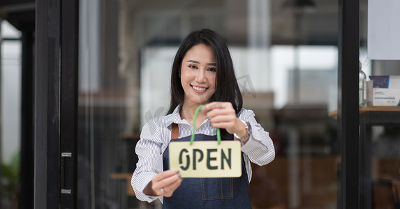 创业成功的小企业主 sme 美女站手举着开放标志咖啡店或餐厅。