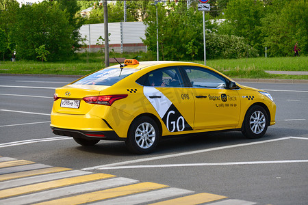 俄罗斯莫斯科 — 6月1日。2021年。Yandex Go出租车公司的车在路上