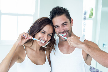 幸福的情侣在浴室里刷牙