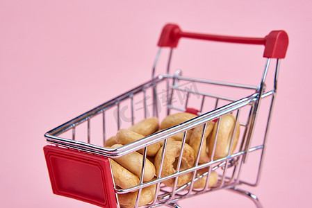 小超市摄影照片_小购物车超市购物粉色背景