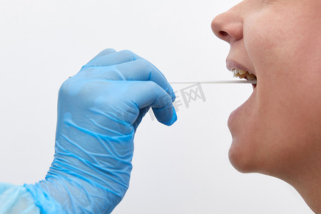身穿防护服的医生从患者身上采集咽喉和鼻拭子，以检测可能的冠状病毒或 covid 感染