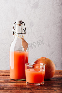 榨摄影照片_瓶葡萄柚汁用玻璃和水果
