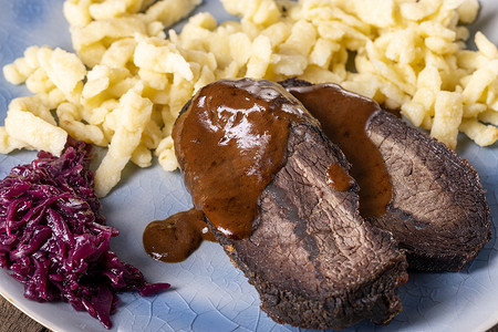 牛肉排酸摄影照片_德国酸焖牛肉配饺子的特写