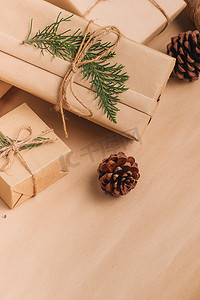 圣诞节或新年礼品盒系列用牛皮纸包裹在木质背景上。