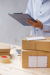 快递员在桌上包裹中的送货收据中做笔记