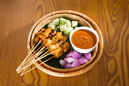 鸡肉沙爹配美味花生酱、ketupat、洋葱和 cuc