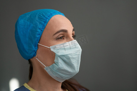 戴防护面具的年轻女军医肖像