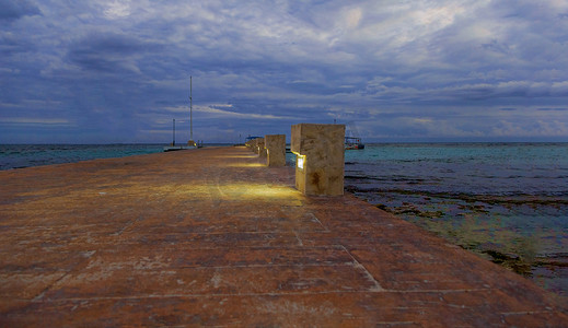 黄昏时分海滨的石码头。