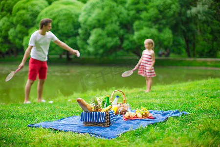 小游戏冲鸭摄影照片_幸福的家庭在公园野餐