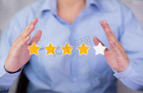 客户商人拿着星形图标符号进行投票评分审查和反馈，质量和满意度，数字营销的成功，服务排名的结果非常好。