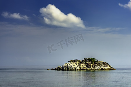 海中一个小石岛的景色