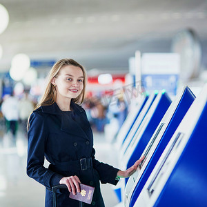 证照办理摄影照片_国际机场自助办理登机手续的女士