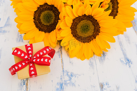 束黄色花朵与礼品盒