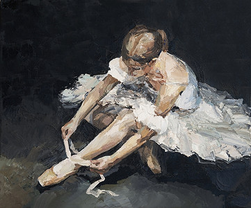 年轻漂亮的芭蕾舞演员穿着郁郁葱葱的白色和浅白色连衣裙。
