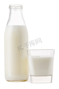 玻璃杯和瓶鲜奶分离