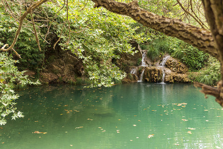 受污染的池塘摄影照片_希腊迈锡尼亚 polilimnio 的山瀑布和湖泊