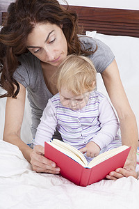 小孩儿看书摄影照片_宝宝和妈妈在床上看书