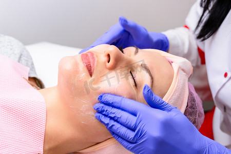 在超声波清洁程序之前洗脸，面部皮肤恢复和新鲜的程序。