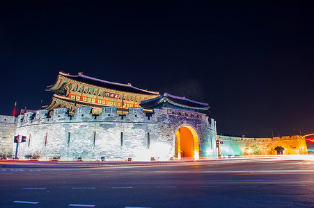 华城堡垒在晚上在水原，韩国