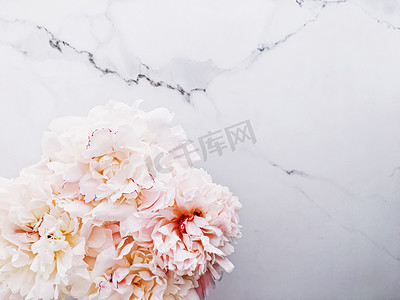 豪华大理石背景上的牡丹花束、婚礼平铺和活动品牌
