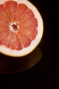 柚子背景摄影照片_切一半多汁的成熟柚子