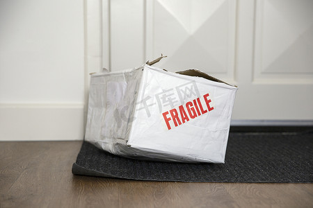 用易碎的贴纸打碎损坏的送货箱，在家送货的纸板包装破损