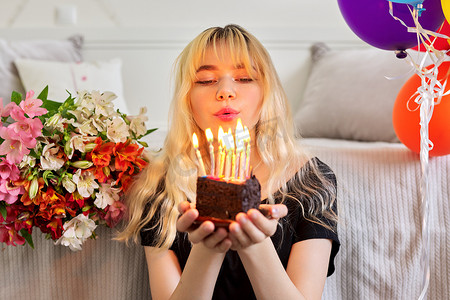 点摄影照片_少女生日，生日小蛋糕点着蜡烛的女孩