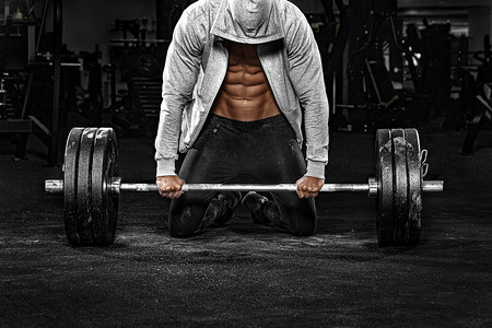 健身房里的肌肉男运动员有 havy 锻炼。