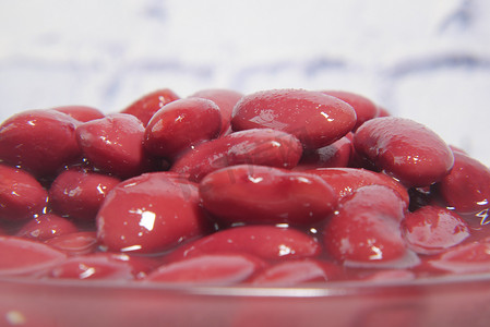 五谷红豆在桌子上的碗里。