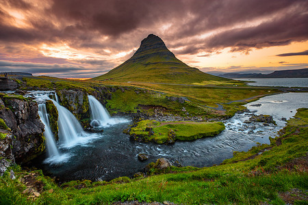 冰岛瀑布和名山。 