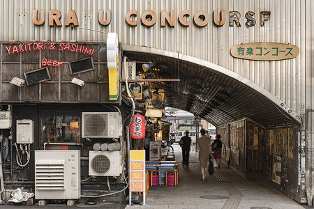 日本日式灯笼摄影照片_铁路线下地下通道有乐町大厅