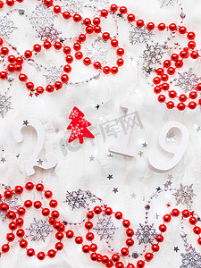 圣诞节和新年背景，配有 2019 年数字、杉树、银色和红色装饰和灯泡。